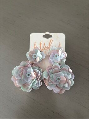 Floral drop earrings
2 inches